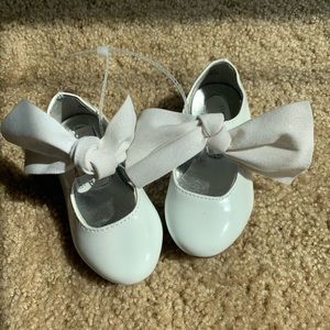 Kenneth Cole white patent leather baby shoes